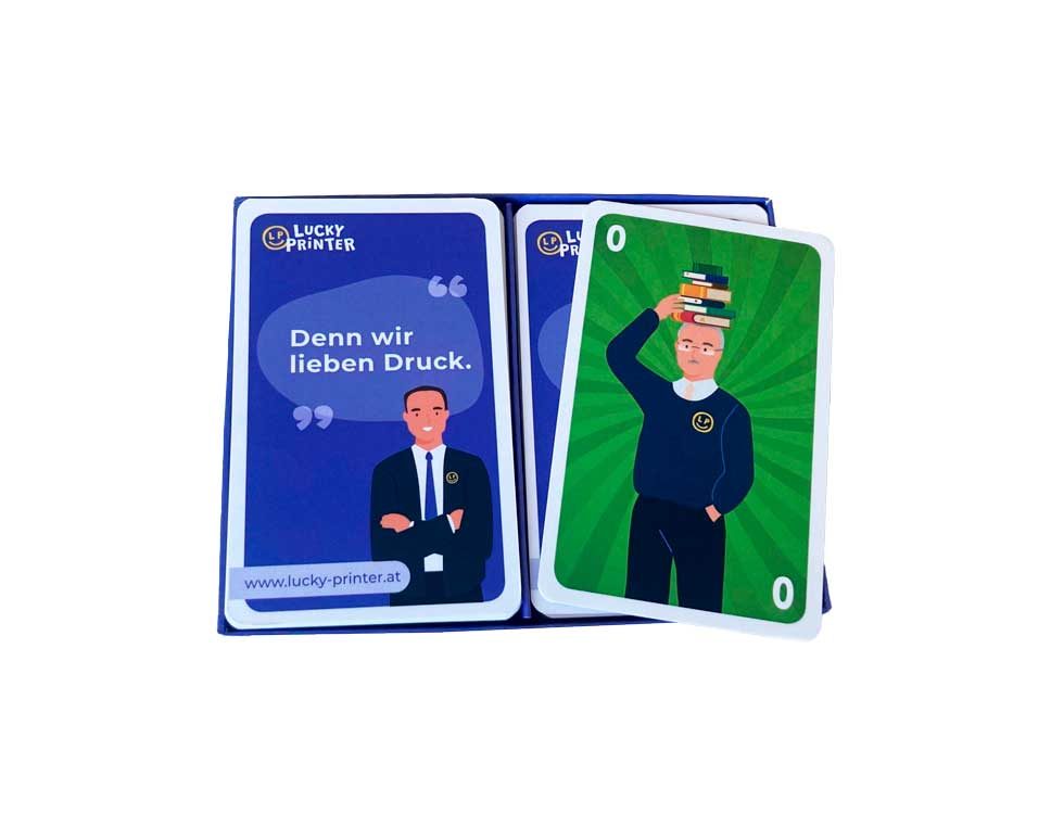 Kartenspiel mit Logo und Claim